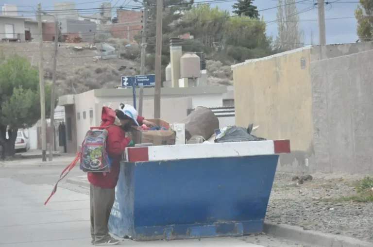 La pobreza bajó al 28,2% en 2025 y alcanza a 13,1 millones de argentinos