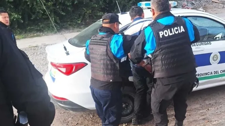 Golpeó a una oficial y amenazó con quitarle el arma