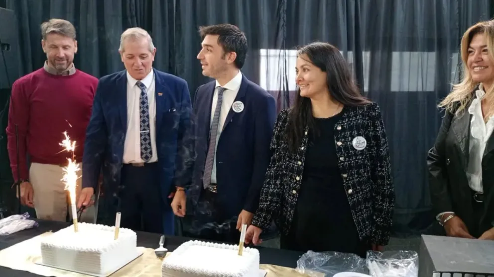 Torres defendió la educación pública en las "bodas de oro" de la Escuela 712 de Trelew