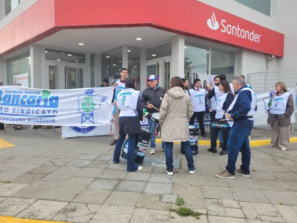 Protesta en el Santander por el despido de una trabajadora afectada por el cerro Hermitte