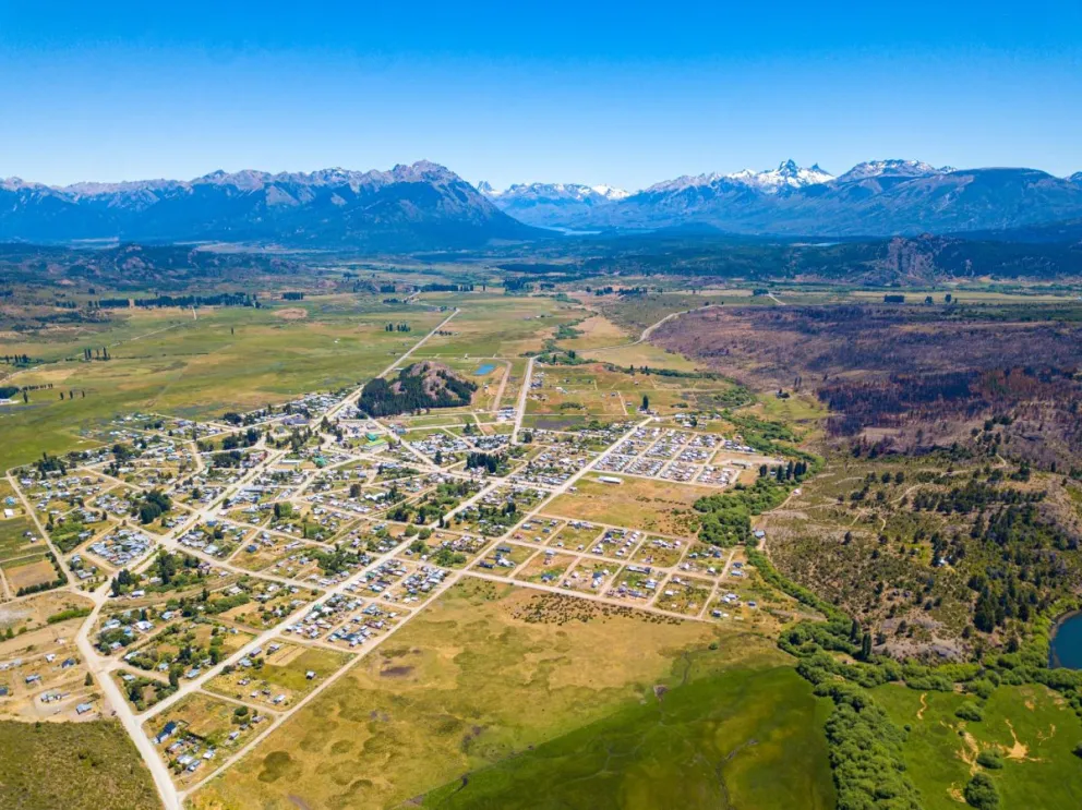 Cholila invita a disfrutar de una muestra de autos clásicos en la plaza central
