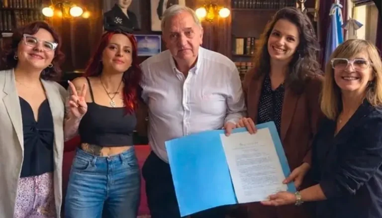 Impulsan la “Ley Cazzu” en Argentina para suspender derechos parentales por incumplimiento