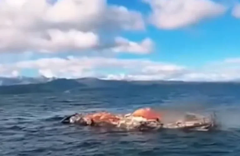 Rescatan a un tripulante tras incendiarse su lancha en el lago Nahuel Huapi