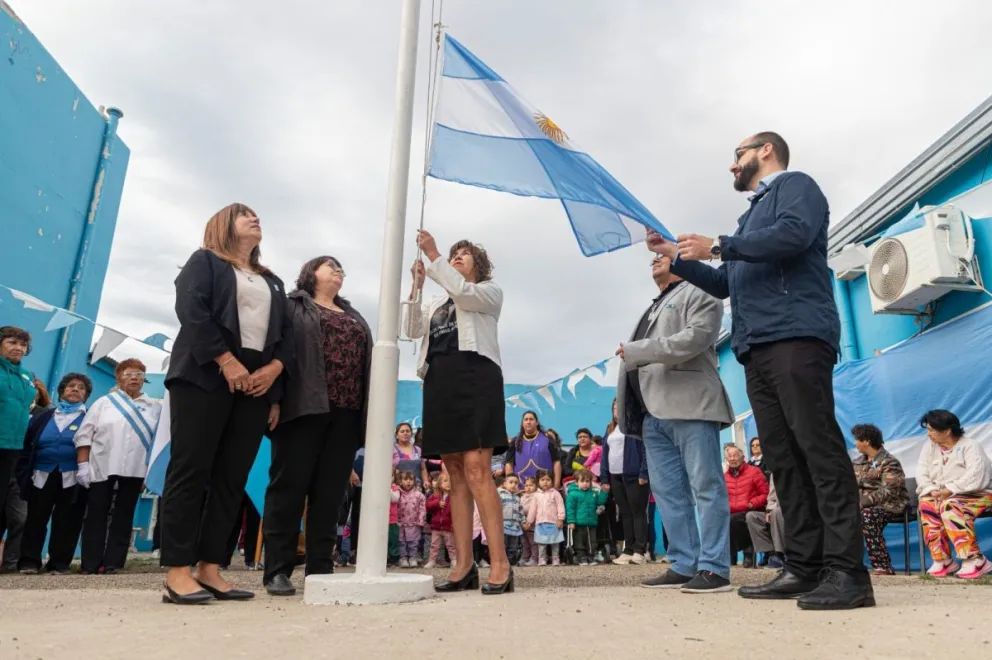 Emotivo izamiento en el Centro de Día San Martín en honor a la causa Malvinas