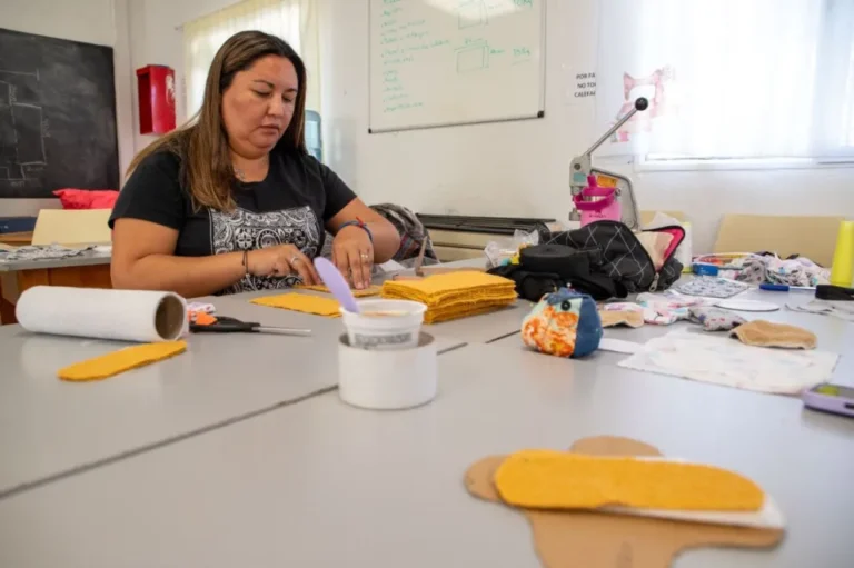 El Centro de Promoción Laboral continúa con la confección y entrega de indumentaria a distintos espacios