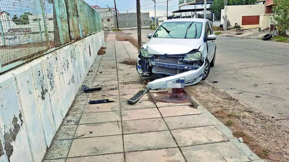 Un vehículo se estrelló contra el paredón de una escuela y el conductor escapó