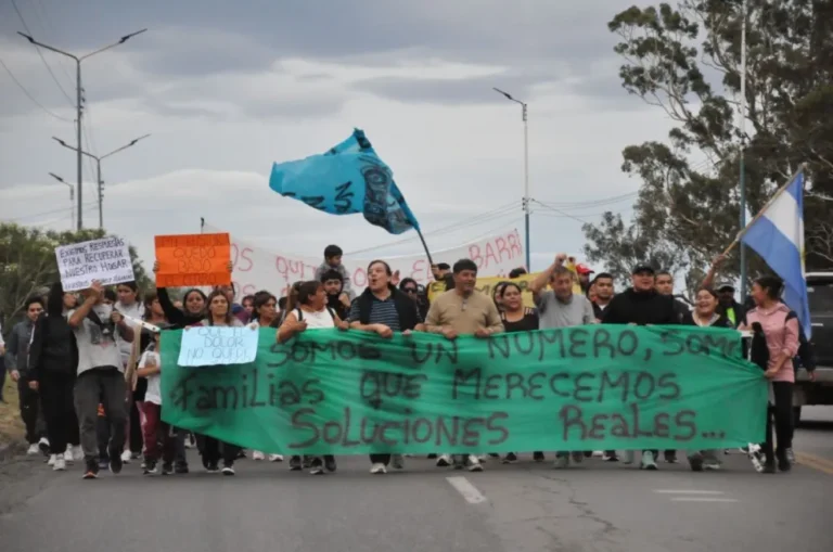A dos meses del derrumbe: Vecinos de Sismográfica marcharon por la ruta 3