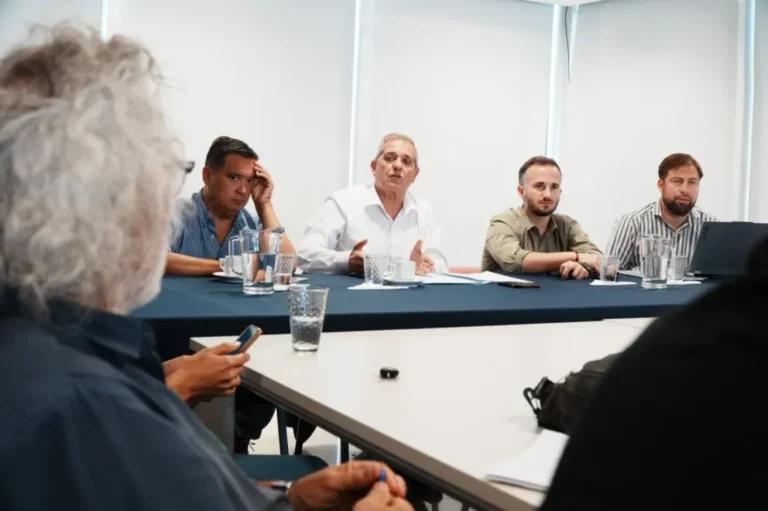 Gobierno y gremios de auxiliares de la educación homologaron acuerdos y acordaron continuar las negociaciones salariales