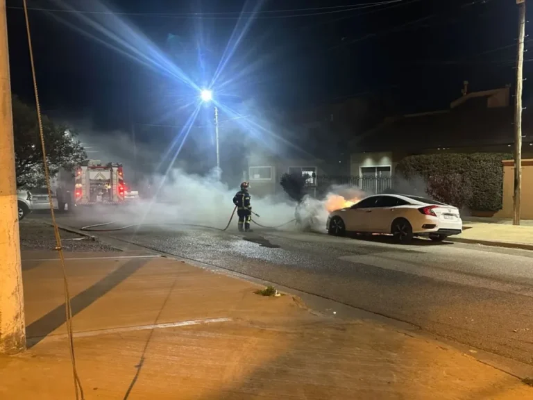 Incendiaron un vehículo en el barrio Pueyrredón
