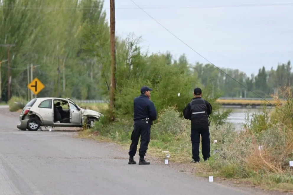 Accidente fatal en Río Negro: dos muertos tras caer un auto al canal de riego