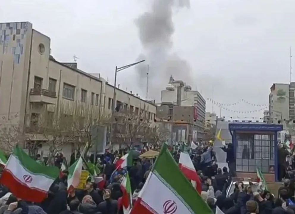 Una explosión en una marcha progubernamental dejó una mujer muerta en Teherán