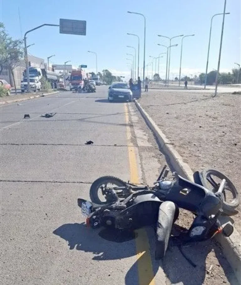 Dos mujeres chocaron en una moto contra un auto y fueron hospitalizadas
