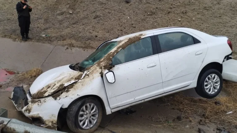 Un vehículo terminó dentro de un canal en la zona del Cenotafio