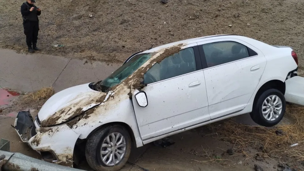 Un vehículo terminó dentro de un canal en la zona del Cenotafio