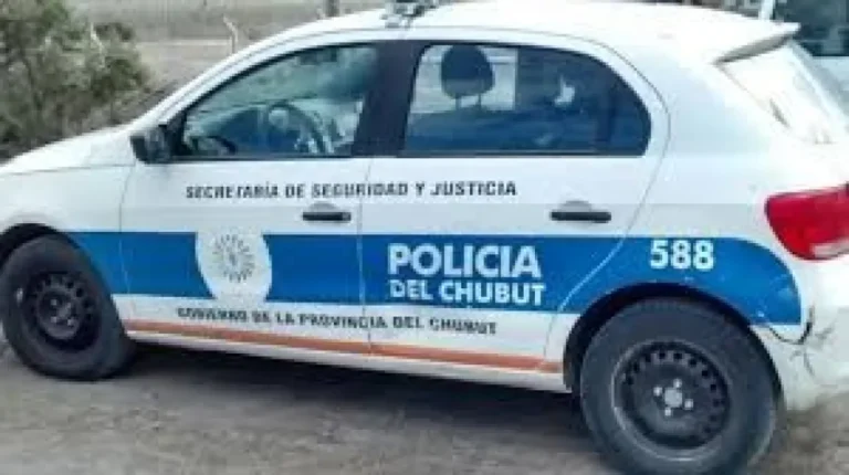 Ciclista hospitalizado tras chocar con un auto