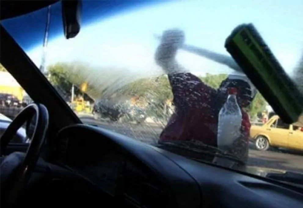 Buscan "erradicar" limpiavidrios e identificar vendedores ambulantes