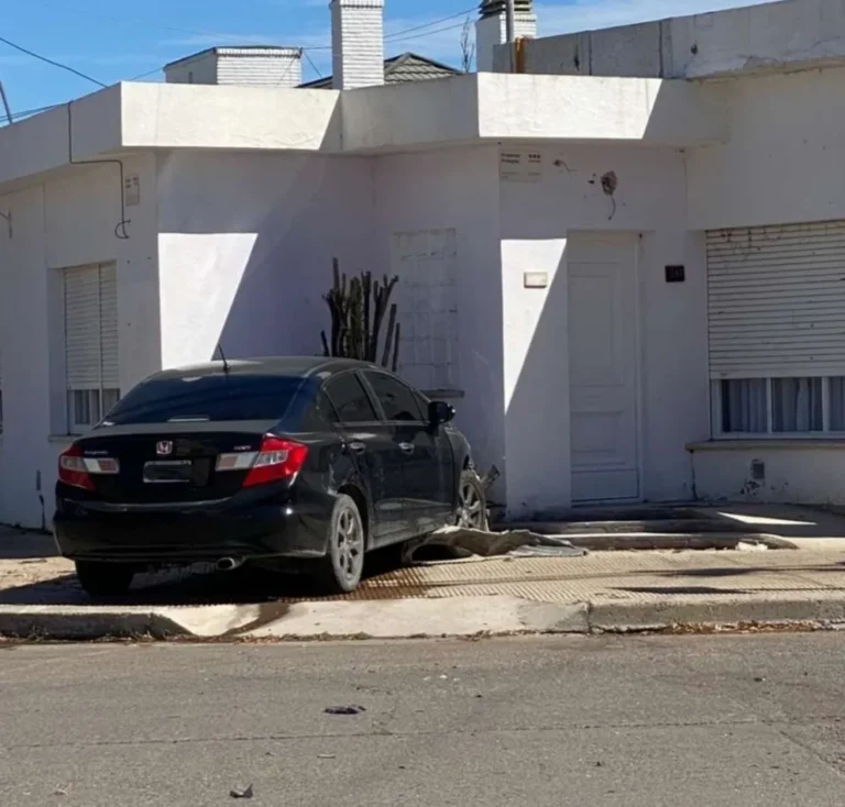 Violento choque en Trelew: un auto terminó sobre la vereda y casi se incrusta en una casa
