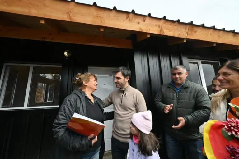 Puerto Patriada: primera vivienda entregada a familias afectadas por el incendio