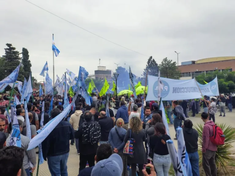 Incidentes entre UOCRA y Petroleros en la apertura de sesiones en la Legislatura del Chubut
