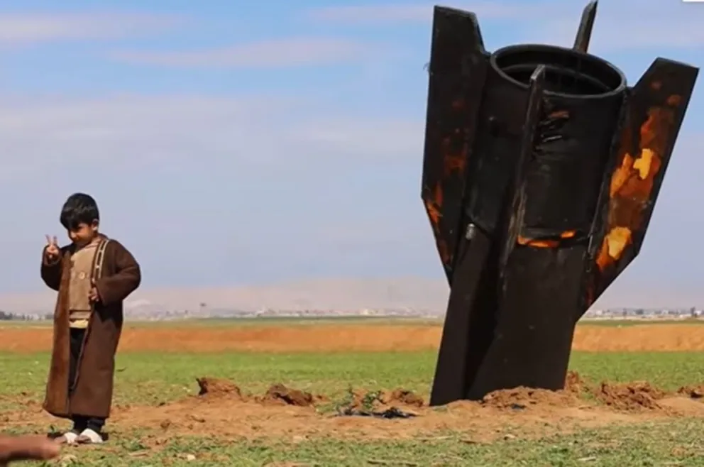 Un misil iraní cayó en Siria tras un bombardeo y los vecinos se acercaron a verlo