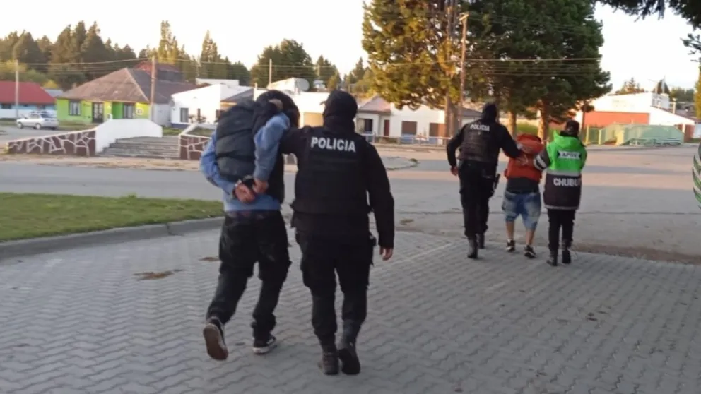 Padre e hijo detenidos tras atacar con piedras una comisaría