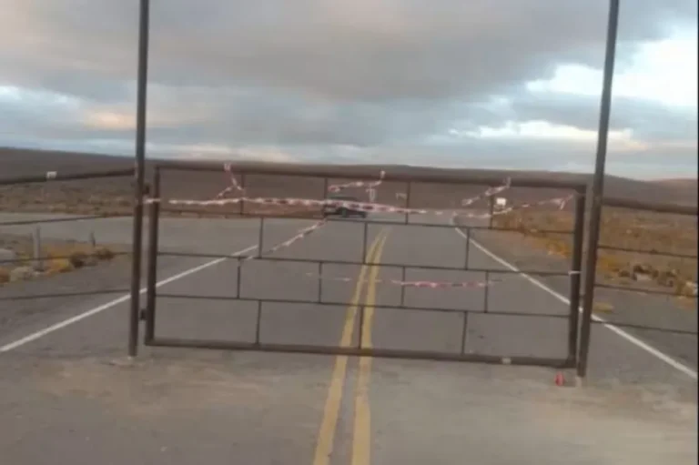 Insólito: En plena ruta provincial de Chubut instalan una tranquera y denuncian que hay familias aisladas