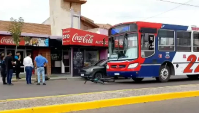 Ciclista colisionó contra la puerta de un auto y casi lo atropellan