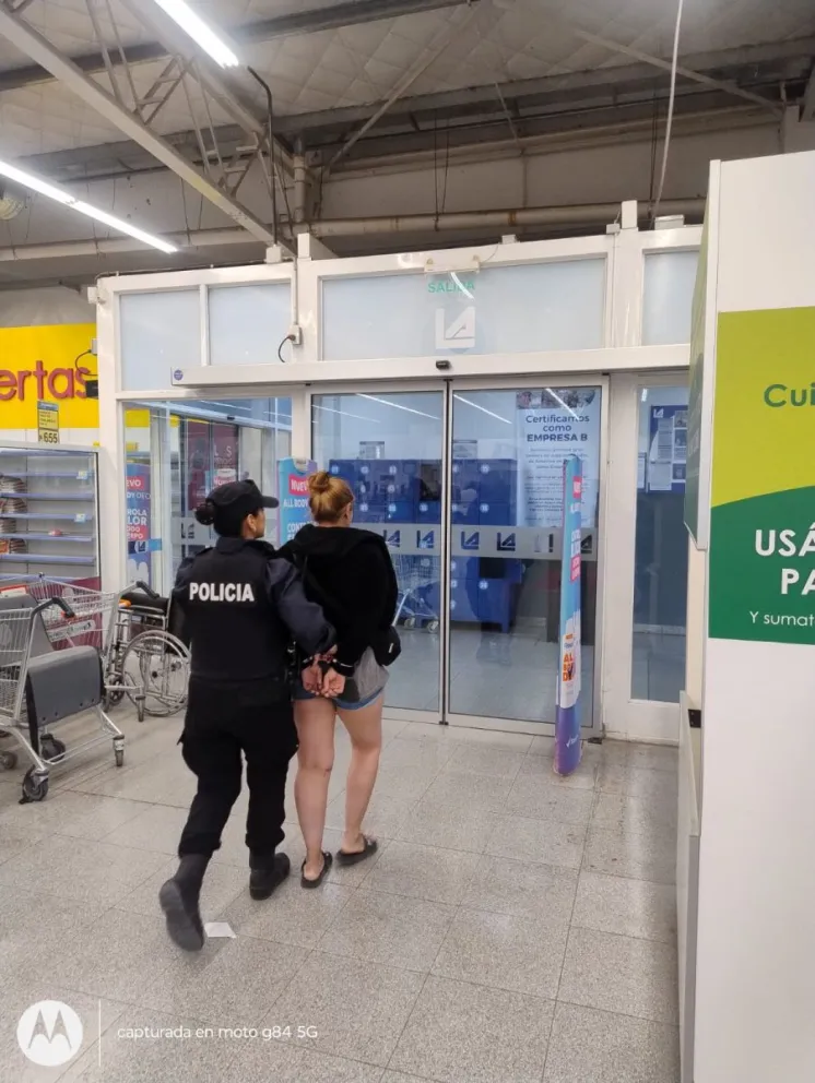 Detectan a una mujer ocultando productos valuados en más de 90 mil pesos