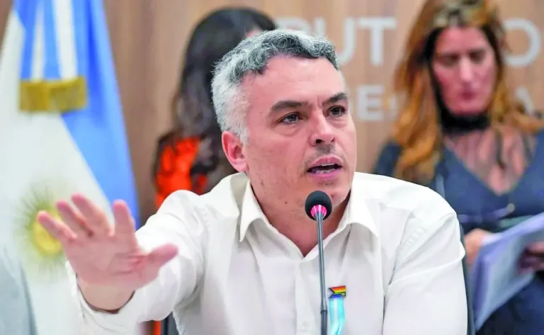 Paulón: “Adorni confesó delitos al decir que su esposa viajó en el avión presidencial”