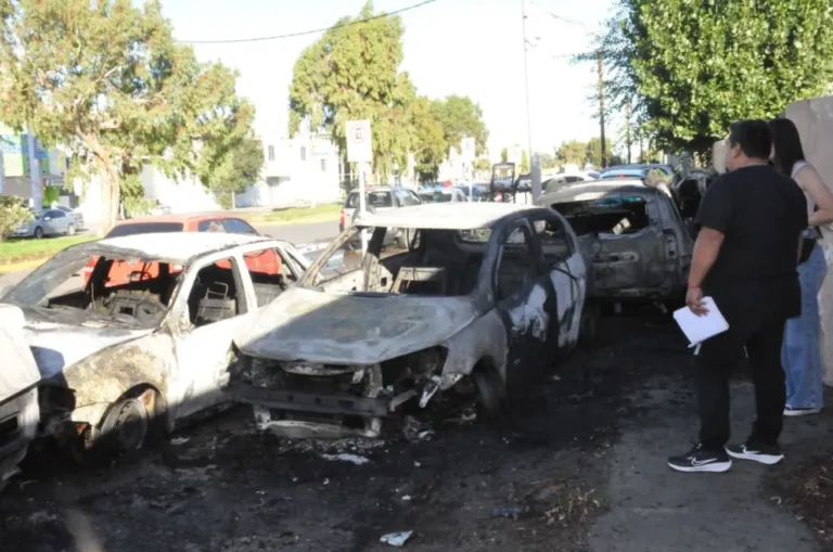 Incendiaron cuatro vehículos de la División de Investigaciones en el barrio Industrial