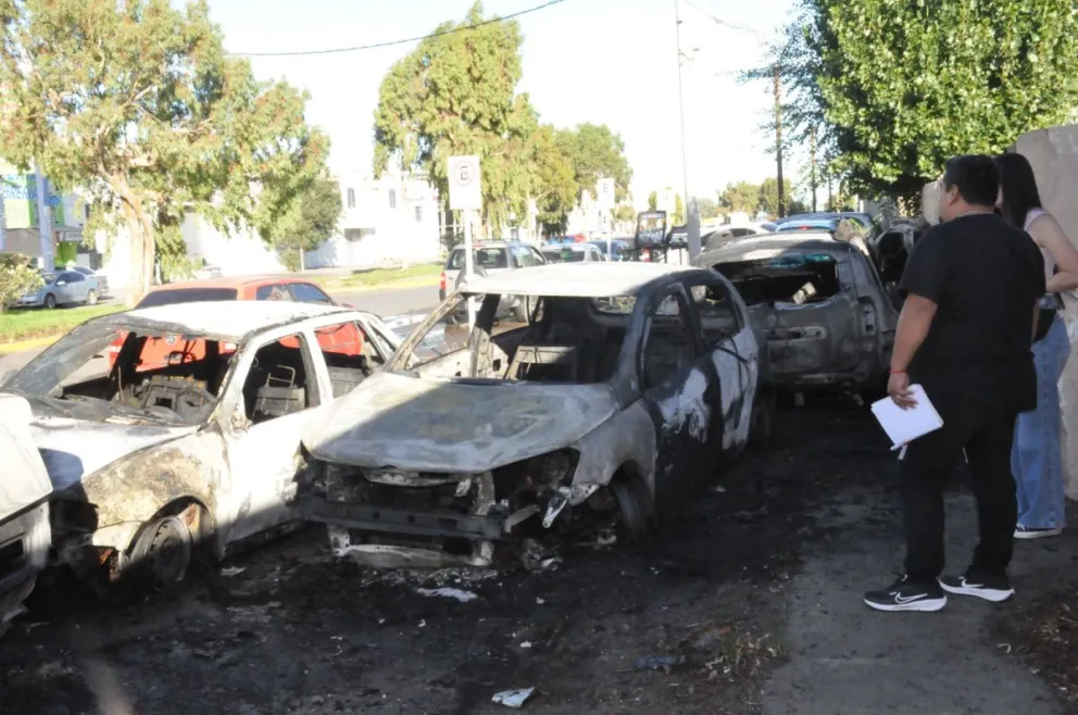 Incendiaron cuatro vehículos de la División de Investigaciones en el barrio Industrial