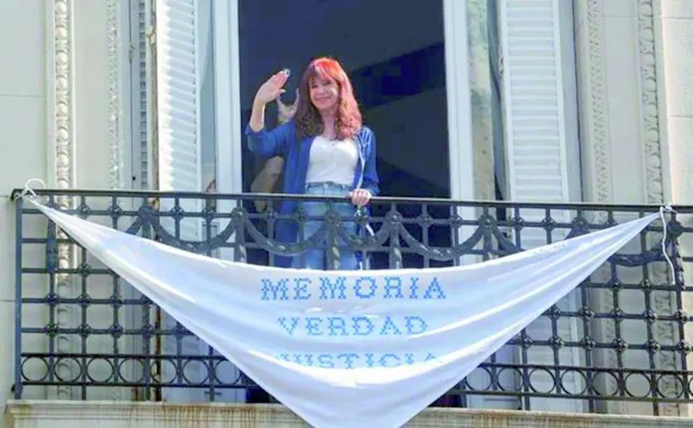 Cristina Kirchner colocó en su balcón una bandera con la consigna "Memoria, Verdad y Justicia"