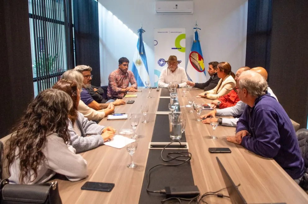 El Municipio presentó a los vecinos afectados por el movimiento del Hermitte, los nuevos estudios realizados por IATASA y SRK