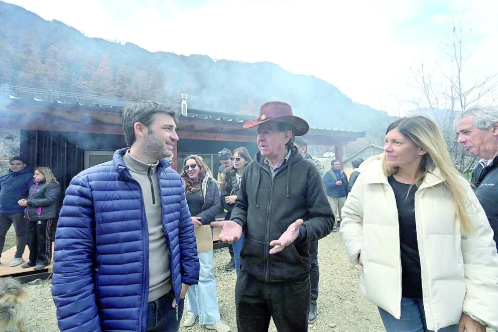 Torres entregó las primeras viviendas a familias que perdieron todo en los incendios de la Comarca Andina