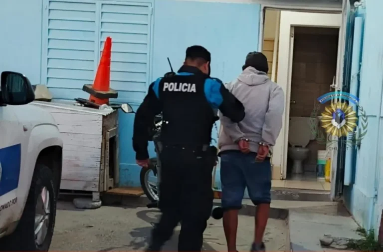 Violentó una ventana, entró a una casa y se quedó dormido en la cocina