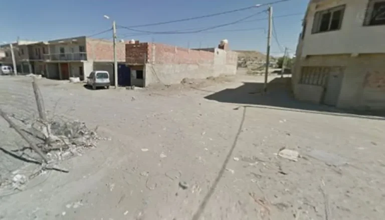 Apuñalaron a un adolescente cuando iba al colegio