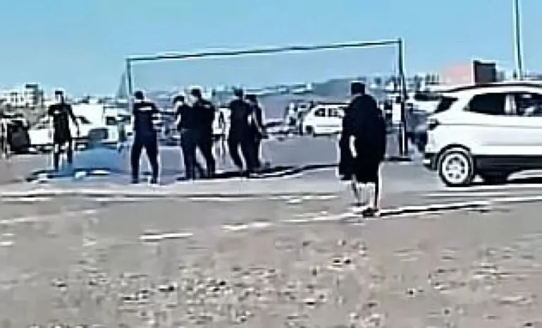 Un árbitro dirigía con tobillera electrónica e intentó fugarse de la policía