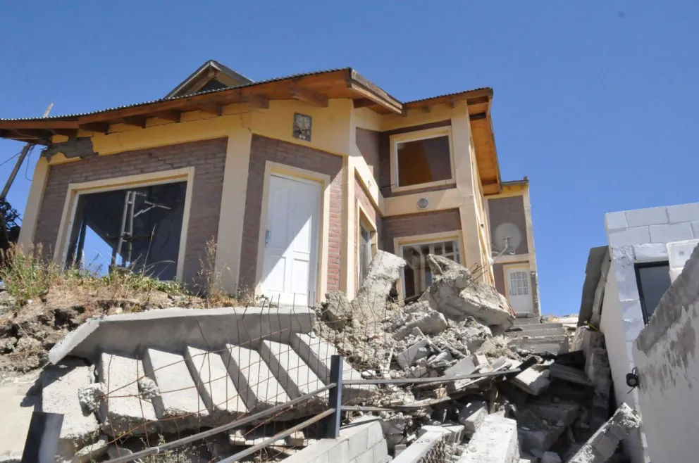 El Municipio acelera soluciones habitacionales tras el deslizamiento en Cerro Hermitte