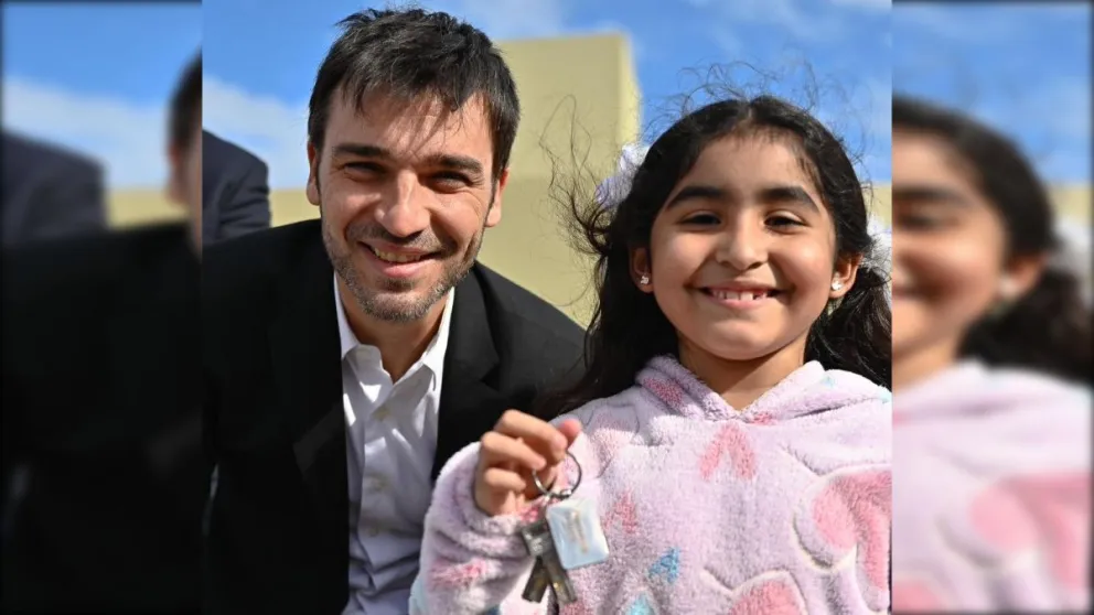 Tras finalizar una obra suspendida por la gestión anterior, Provincia entregó la llave de su primera casa a diez familias de Dolavon