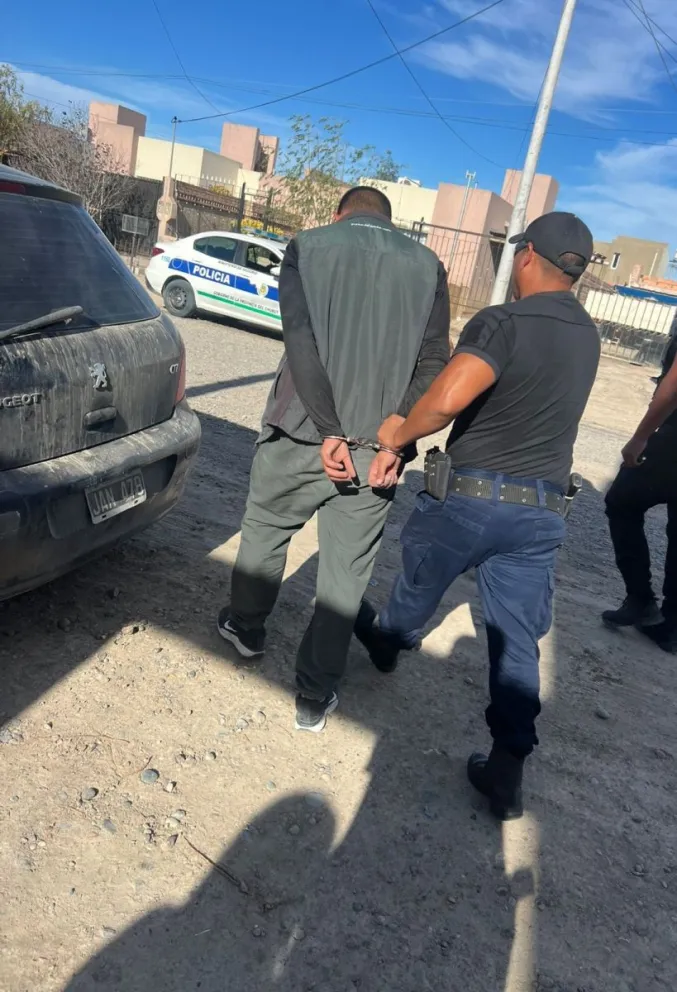 Robo, persecución y detención de dos hermanos por robo en Trelew