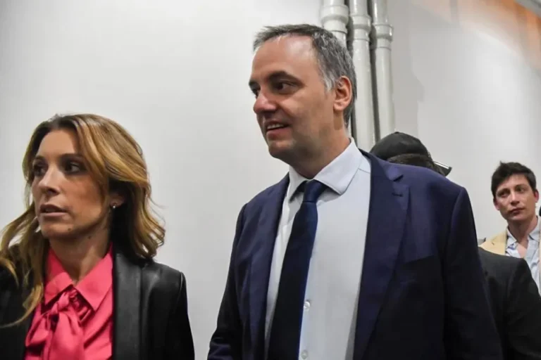 Adorni admitió que fue un error el viaje de su esposa a Nueva York: “Si pudiera volver atrás, no se hubiera subido al avión”