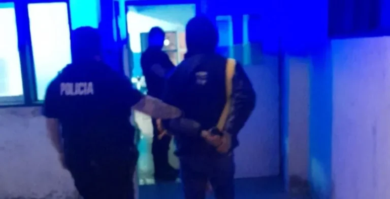 Sorprenden a un hombre trepado a un poste de luz para hurtar energía