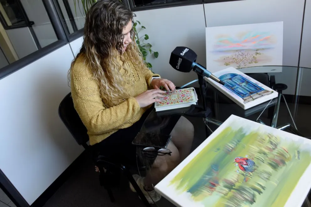 La pintora comodorense que convierte la actualidad en arte