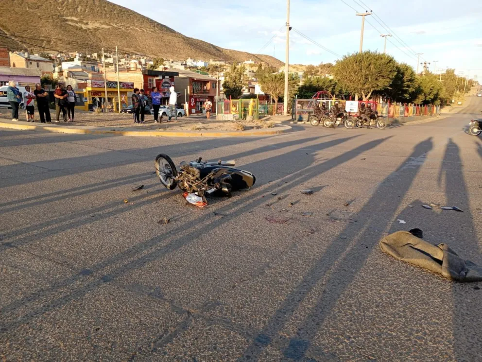 Un motociclista resultó herido tras un fuerte choque en el barrio La Floresta