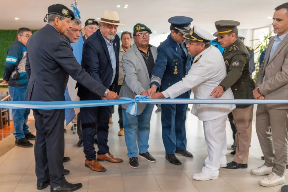 El intendente acompañó la inauguración de la Muestra estática de Malvinas