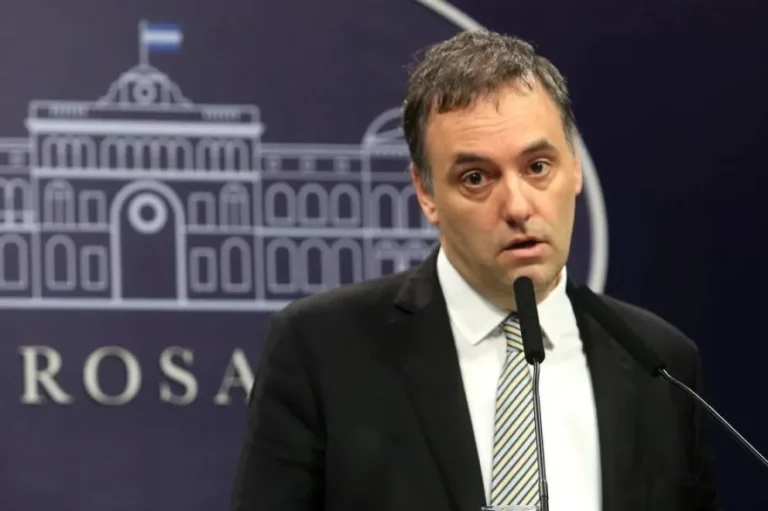 Manuel Adorni vuelve a las conferencias de prensa tras las polémicas por viajes y propiedades