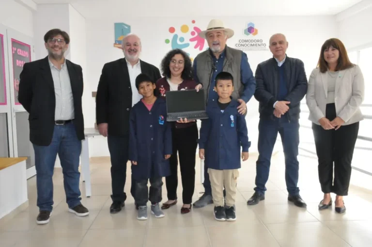 Othar Macharashvili entregó notebooks y anunció más obras en la Escuela Municipal