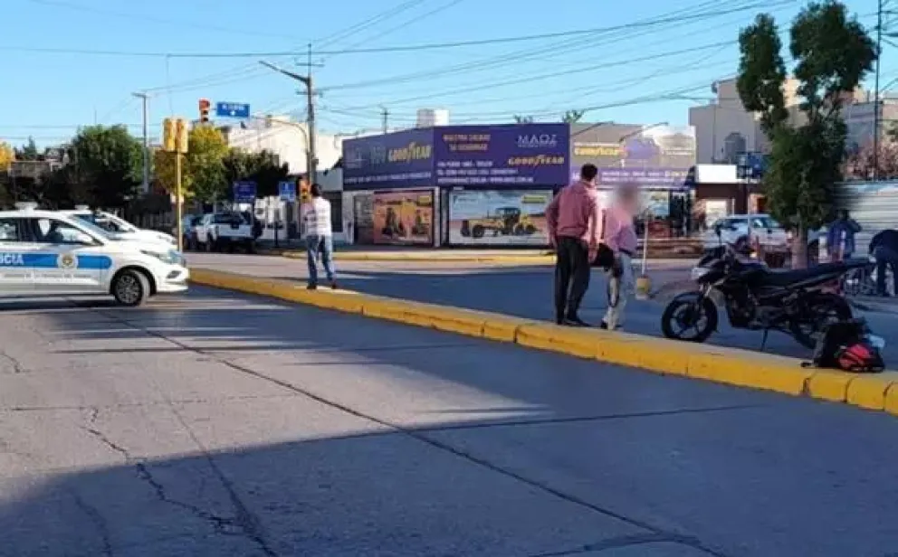 Motociclista herida luego de colisionar con una camioneta