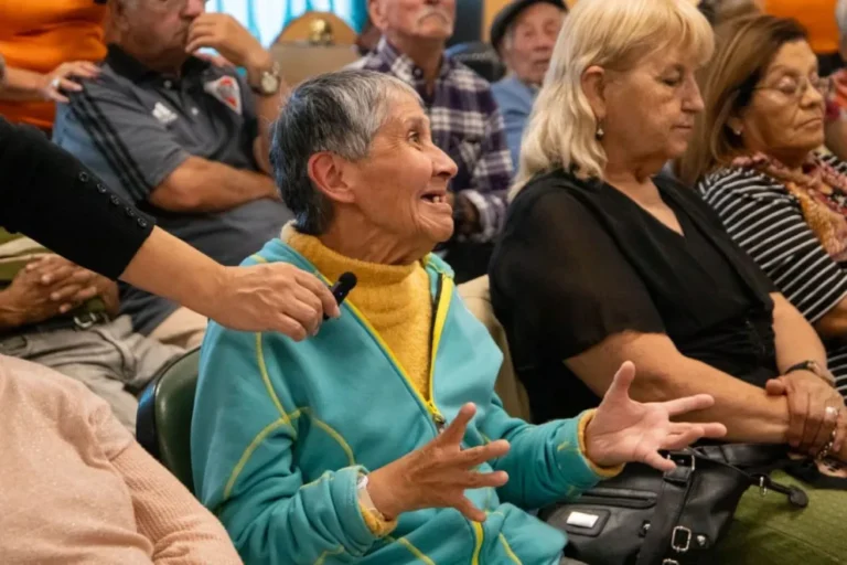 Adultos mayores participaron de una propuesta de Cine-Debate en el marco del Día de la Mujer 