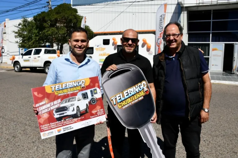 Lotería entregó una camioneta y una casilla rodante al ganador del Super Telebingo de fin de año